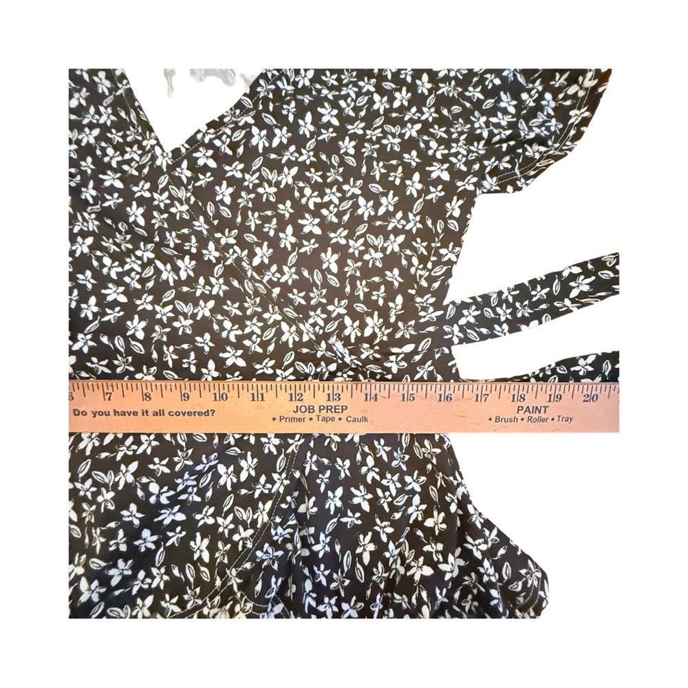 Zenobia Black & White Floral Wrap Blouse – 1XL - Picture 13 of 14